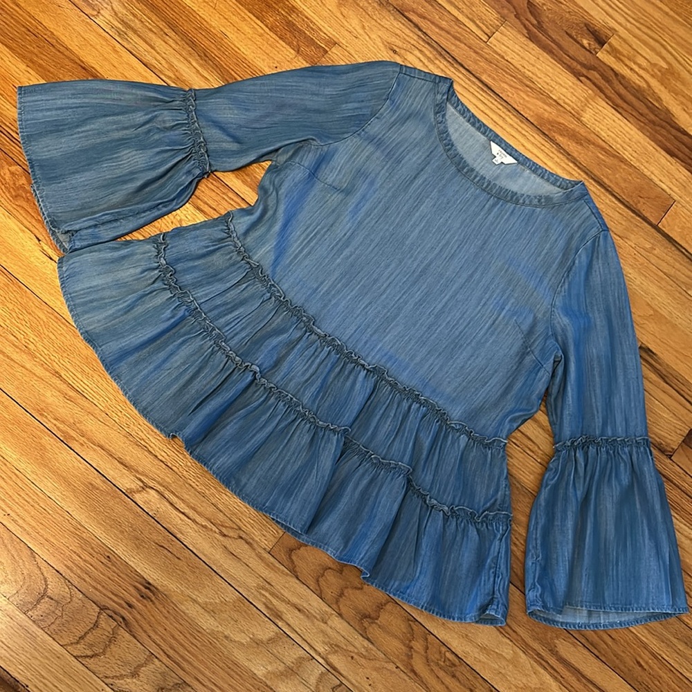 🎤🎉 Crown & Ivy ChambrayTiered Bell Sleeved Top Sz L - Picture 6 of 8